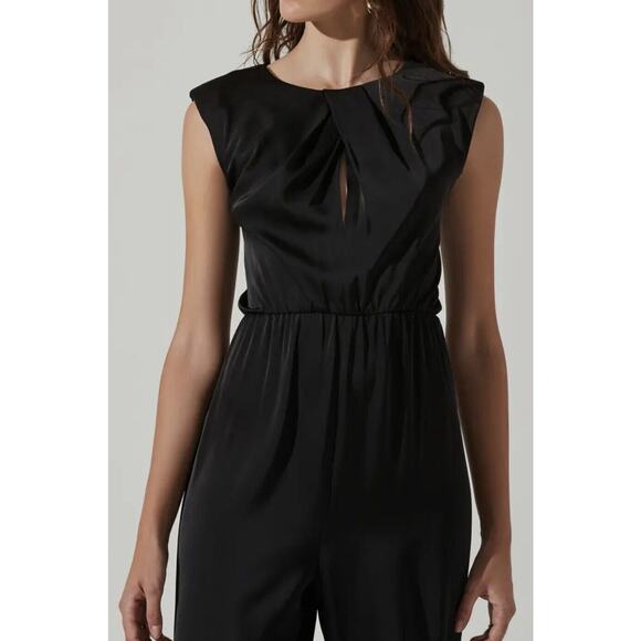 NWOT Astr The Label Womens Inverted Pleat Neck Wide Leg Jumpsuit Small Black - Picture 3 of 15